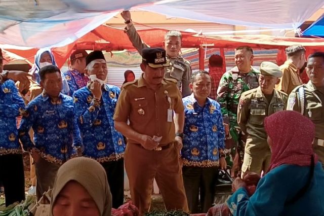 Pj. Bupati Asraf Pimpin Sidak Pasar Senen Siulak, Harga Bahan Pokok Kebutuhan Masyarakat Cenderung Menurun