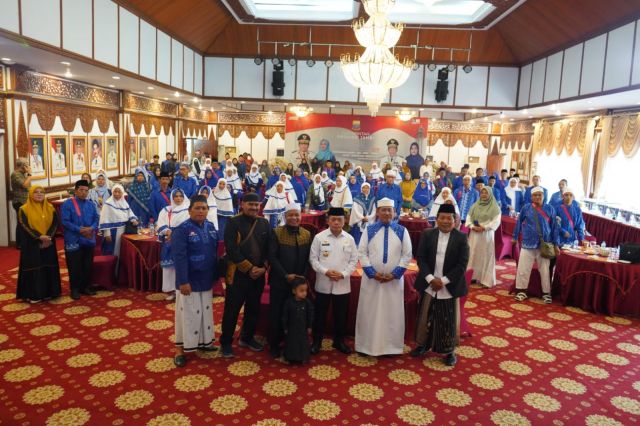 Lepas 87 Calon Jamaah Haji Plus PT. Arminareka Perdana, Pesan Gubernur Al Haris: Gunakan Waktu Untuk Ibadah Sebaik-baiknya