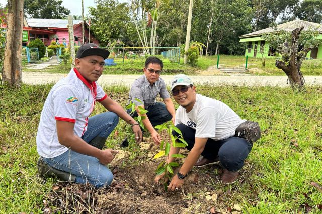 PTPN IV PalmCo Perluas Program Pelestarian Lingkungan Melalui Penyaluran Puluhan Ribu Bibit Pohon dan Ikan