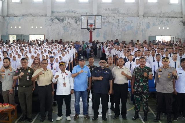 Sekda Sudirman Harap Anak Didik SMAN Titian Teras Unggul dan Berkualitas