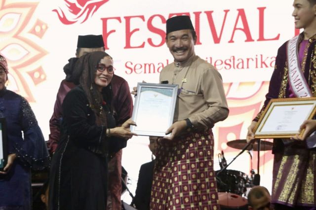 Pj. Bupati Asraf Terima Penghargaan Explore Jambi Award di Festival Batanghari 2024