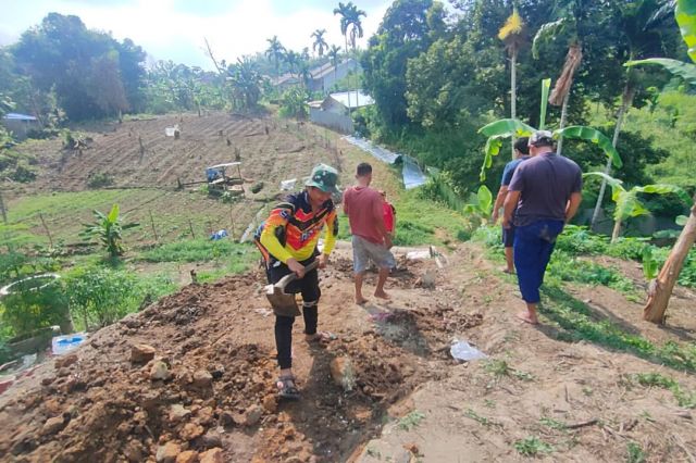 Akses Sekolah Sulit, Orang Tua Siswa Dan Warga Sekitar Swadaya Bangun Jalan Pintas