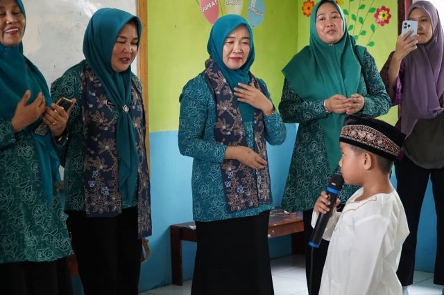 Hj. Hesnidar Haris Tinjau Posyandu Pinang Merah Kabupaten Tanjung Jabung Timur