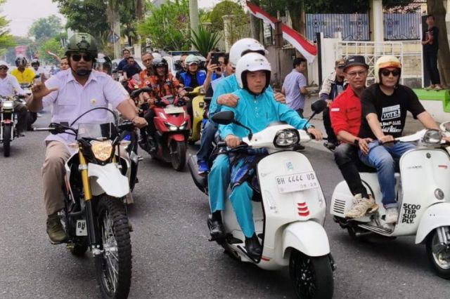 Pasangan Haris-Sani Gunakan Motor Daftar Ke KPU Dengan Diiringi Ribuan Pendukung