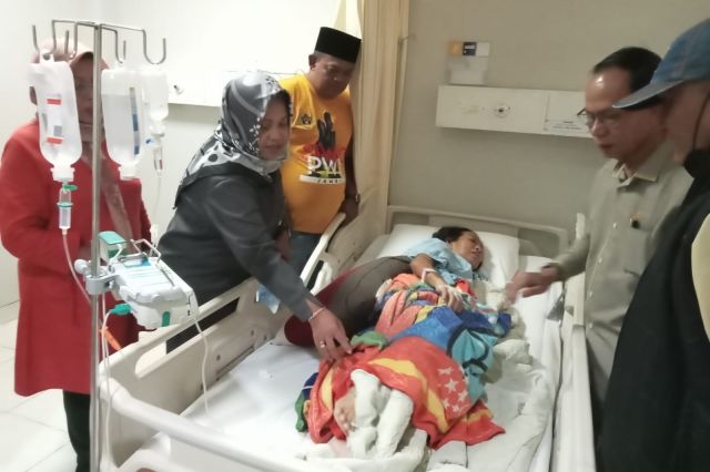 Ketua PWI Jambi Besuk Istri Ketua SIWO di RS Siloam