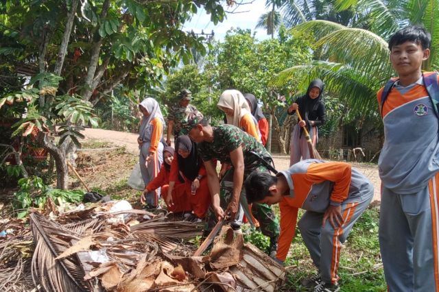 Sambut HUT TNI ke 79, Koramil Tembesi Gelar Bakti Sosial