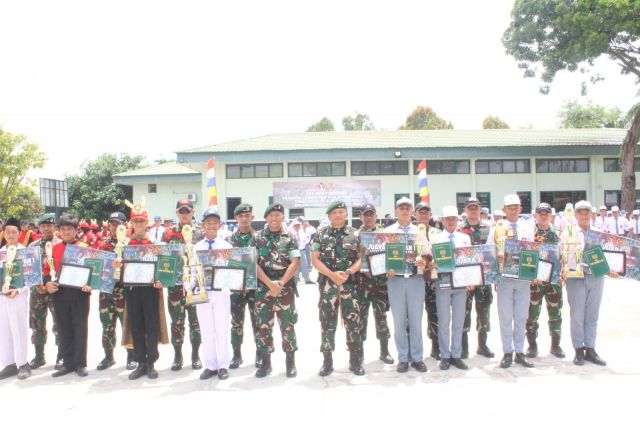 Dalam rangka HUT TNI ke 79, Batalyon 142/KJ menggelar lomba Peraturan Baris Berbaris (PBB)