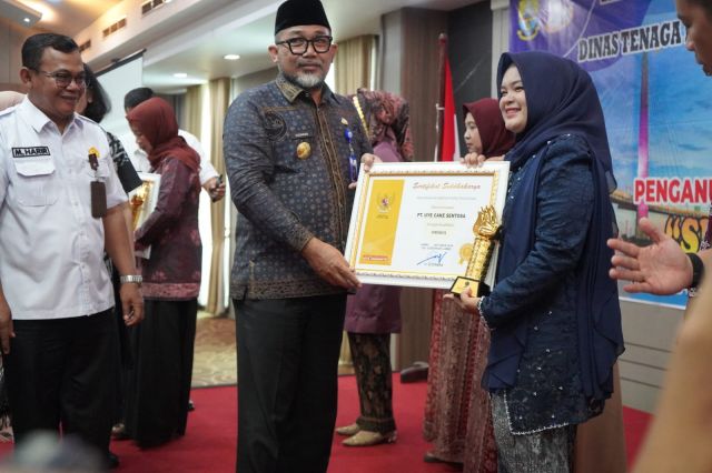 Pjs. Gubernur Sudirman Serahkan Anugerah Penghargaan Produktivitas Siddhakarya Tingkat Provinsi Jambi