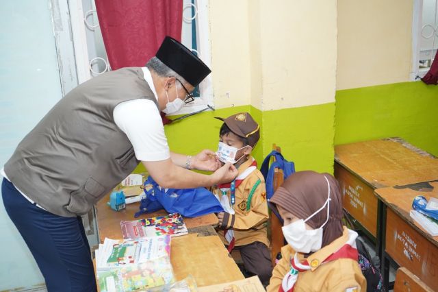 Cegah Dampak Kabut Asap, Wali Kota Jambi Bagikan Masker ke Sejumlah Sekolah