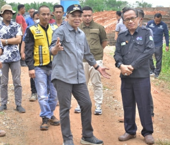 PJ Bupati Tebo Tinjau Jalan Serta SD di-Muara Tabir