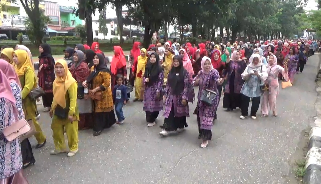 Ribuan ASN Berbatik Banjiri Taman Bujang Upik Bangko.