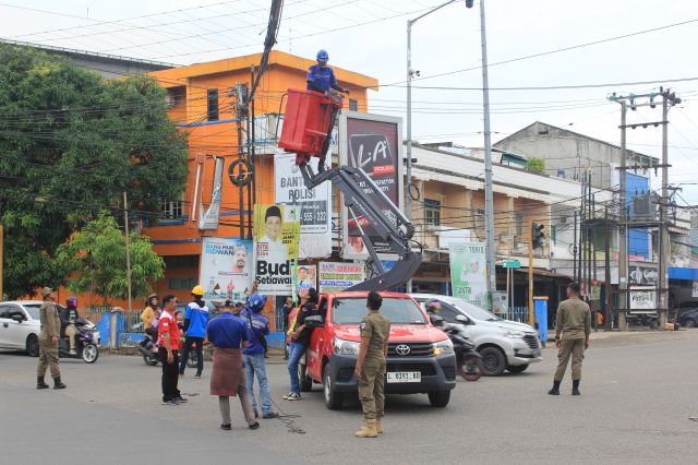 Apjii Jambi Lakukan Perapihan Kabel Udara Internet Di Simpang 4 Puncak Jelutung