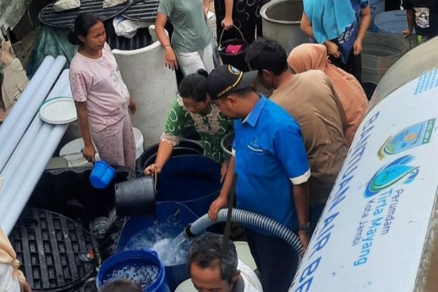 Perumdam Tirta Mayang Masih Terus Salurkan Bantuan Air Bersih.