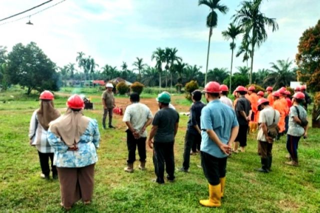 Karyawan PTPN 6 dan Damkar Padamkan Kebakaran Lahan