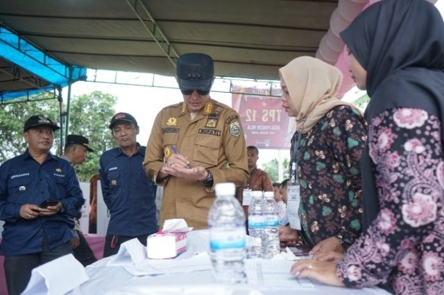 Pj Bupati Muaro Jambi Meninjau Tempat Pemungutan Suara (TPS)