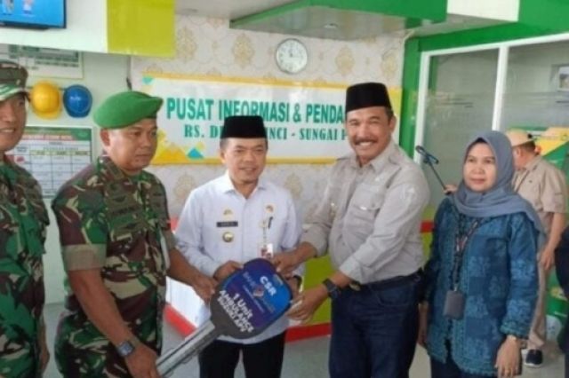 Gubernur Al Haris Didampingi Pj. Bupati Asraf Serahkan Bantuan Ambulan Untuk RS DKT Kerinci