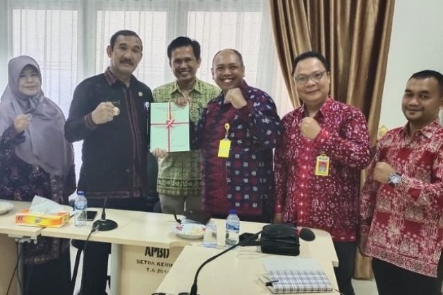 Pj. Bupati ASRAF Terima Penyerahan Sertifikasi Aset Pemkab Kerinci Tahun 2023 dari Kantor Pertanahan