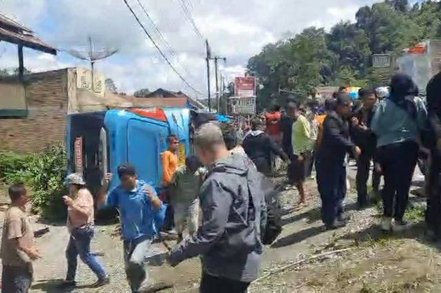 Tragis!! Diduga Sopir Mengantuk, Bus Pariwisata Big Bird Tabrak 4 Pejalan Kaki Di Toba