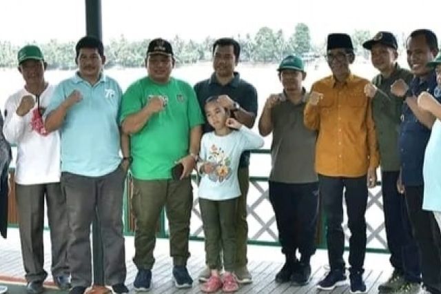 Wakil Bupati H. Bakhtiar Bersama Warga Terusan Melaksanakan Gotong Royong Membersihkan Lingkungan