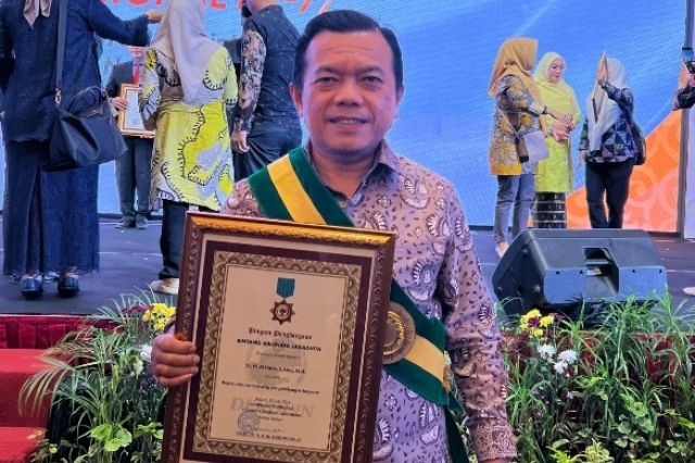 Gubernur Al Haris Terima Penghargaan Bintang Abhinaya Jagadhita dari Dekopin