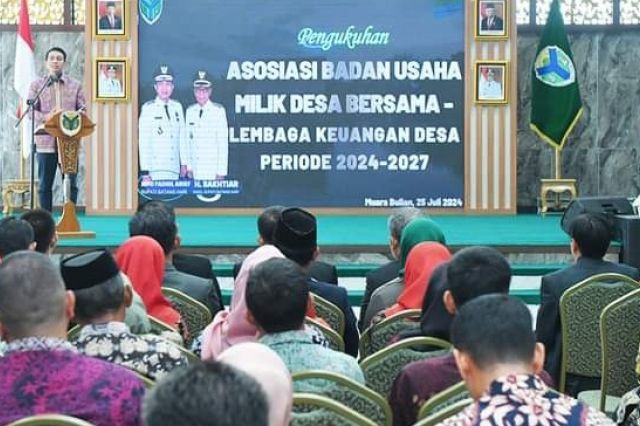 Bupati Fadhil Arief Melakukan Pengukuhan Bumdes di Kabupaten Batanghari 2024-2027