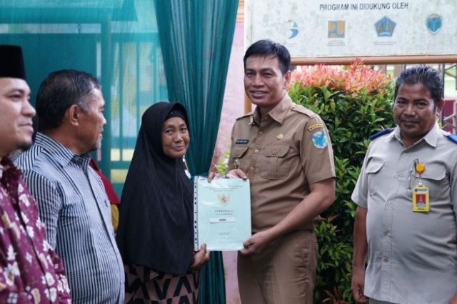 Bupati Fadhil Serahkan 58 Persil Sertifikat PTSL