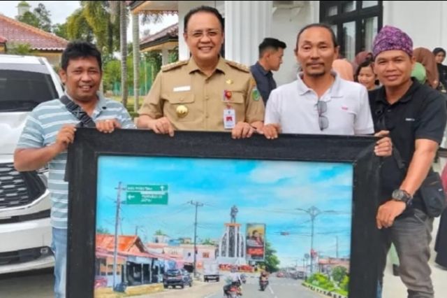 PJ Bupati Tebo Koleksi Salah Satu Lukisan Karya Syahrial Bertema 'Sudut Kota Tebo