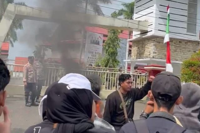 Aliansi Mahasiswa Bungo Aksi Demo Di Gedung DPRD Bungo Tolak RUU Pilkada