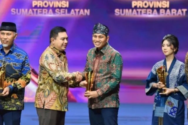 Bupati Fadhil, Satu Satunya Kepala Daerah Dijambi Yang Mendapatkan Award Dari I News TV