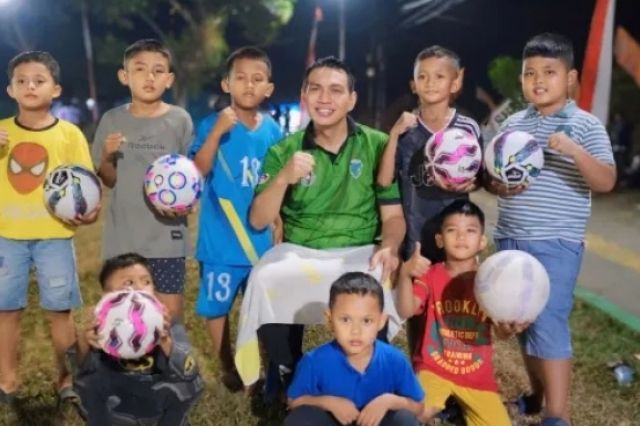 Bupati Fadhil Arif Benahi Lampu Penerangan Lapangan Sepakbola Kelurahan Sridadi