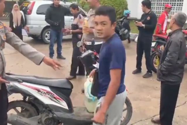 Puluhan Kendaraan Mogok Akibat BBM Pertamax Bercampur Air di SPBU Sungai Misang, Merangin, Jambi