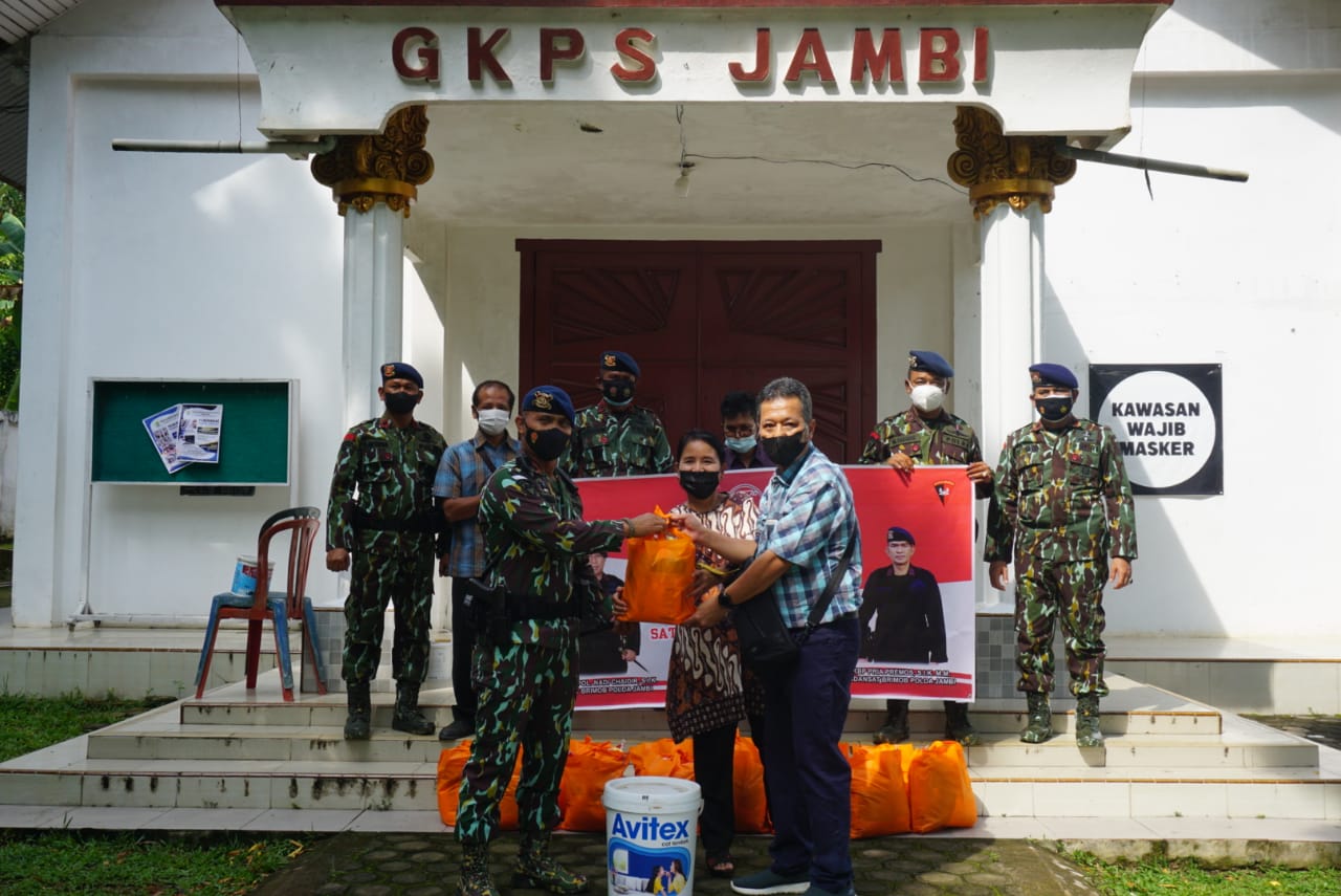 Sambut HUT Brimob, Satbrimob Polda Jambi Gelar Baksos Tempat Ibadah