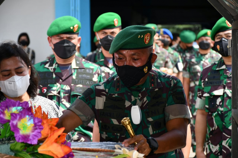 Pangdam Kasuari Beri Penghormatan Terakhir Kepada Almarhum Kolonel Arh Jusak Girsang