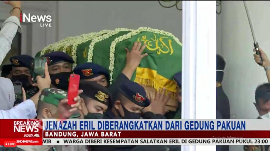 Sejumlah Warga Jambi Antusias Saksikan Pemakaman Eril di Televisi