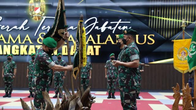 Kasad Pimpin Sertijab Pangkostrad Kepada Mayjen TNI Maruli Simanjuntak