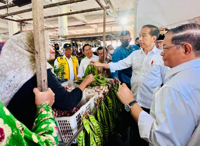 Jokowi Cek Harga Komoditas Pangan di Pasar Rakyat Talang Banjar Jambi