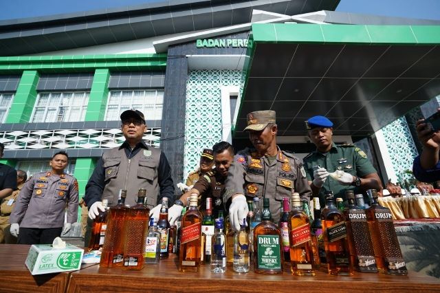 Wali Kota Jambi dan Forkopimda Musnahkan Ribuan Botol Miras