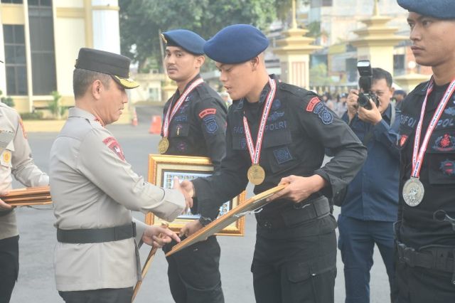 Kapolda Jambi Beri Penghargaan Kepada 16 Personel Brimob